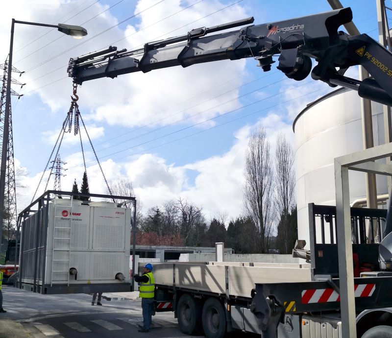 Trane kiralama ekipmanının vinçle sahaya yerleştirilmesi